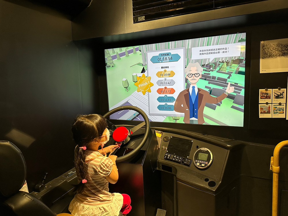 ARTGOGO藝術行動巴士藝術CARGOGO最受歡迎將公車原有的駕駛座改造為互動遊戲