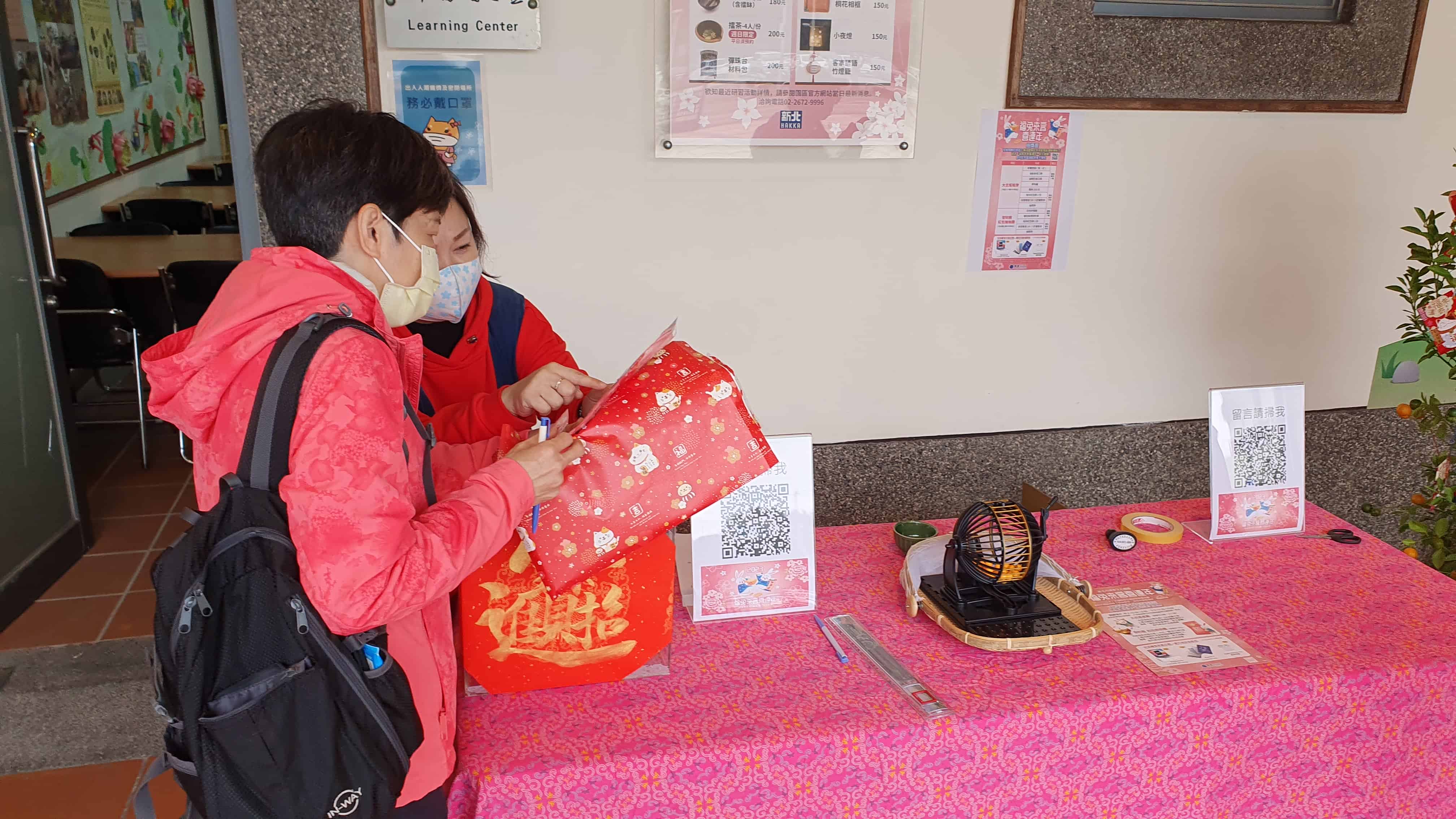 初二入園參與龍入客家綠生活淨零排放歡樂年活動參加抽獎試手氣