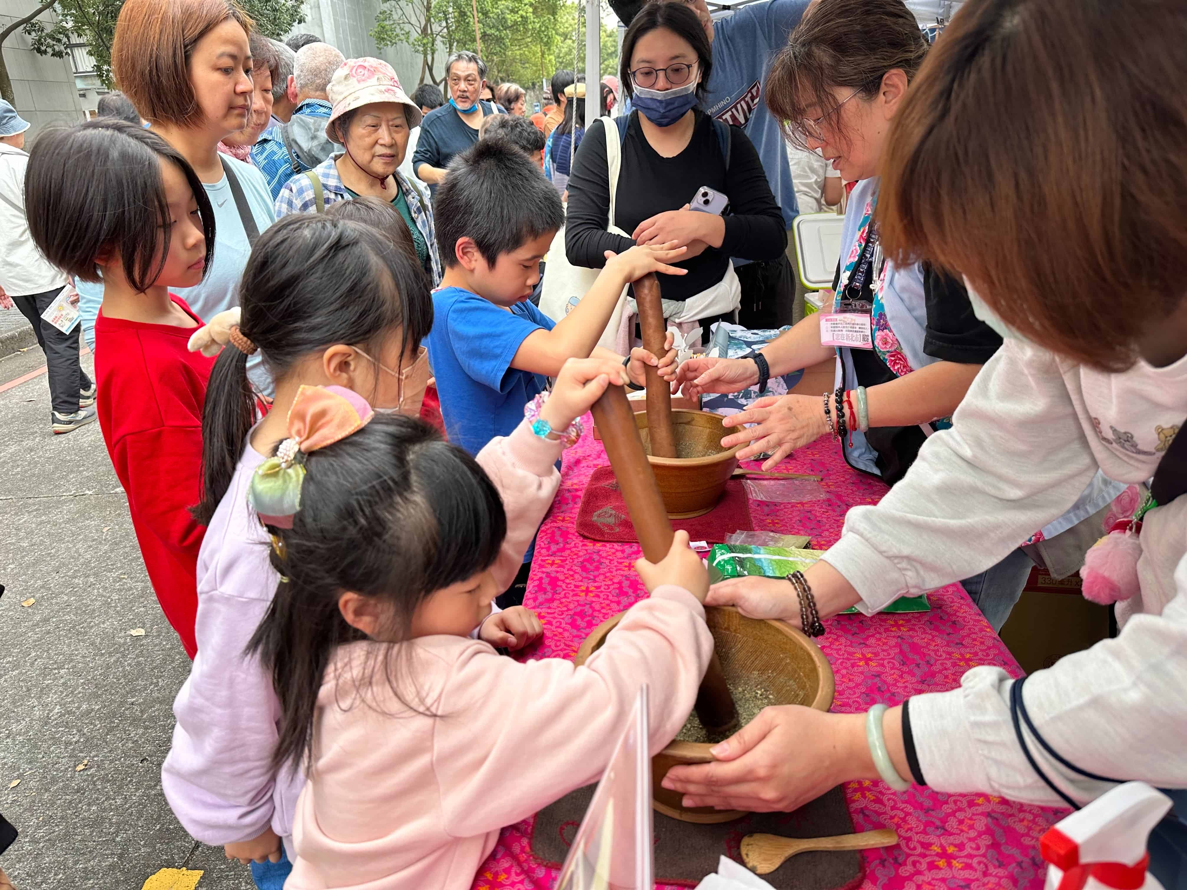 遊客體驗客家擂茶DIY