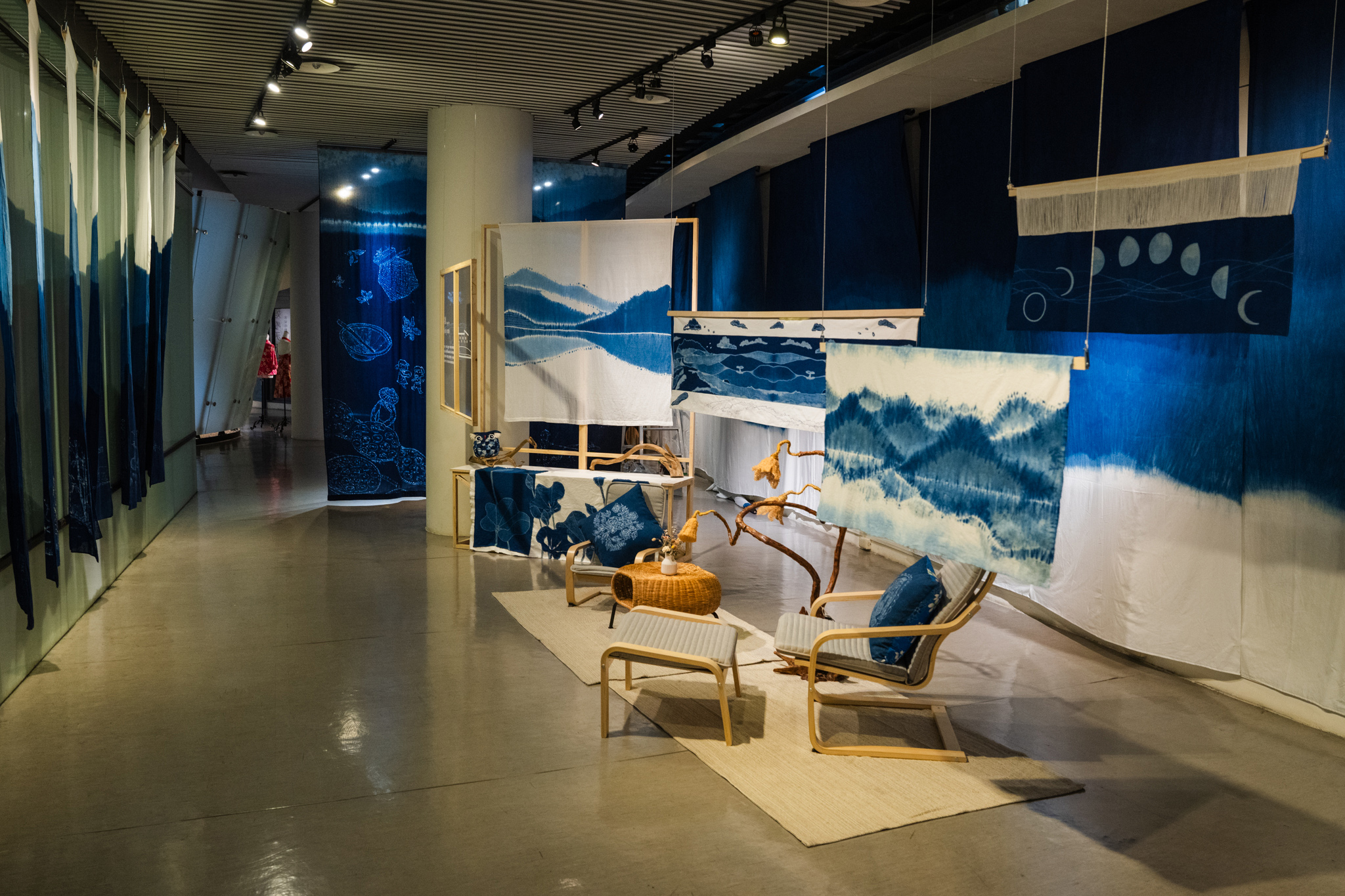 運用三峽藍染規畫生活沉浸式體驗展區展出廳下客廳主題
