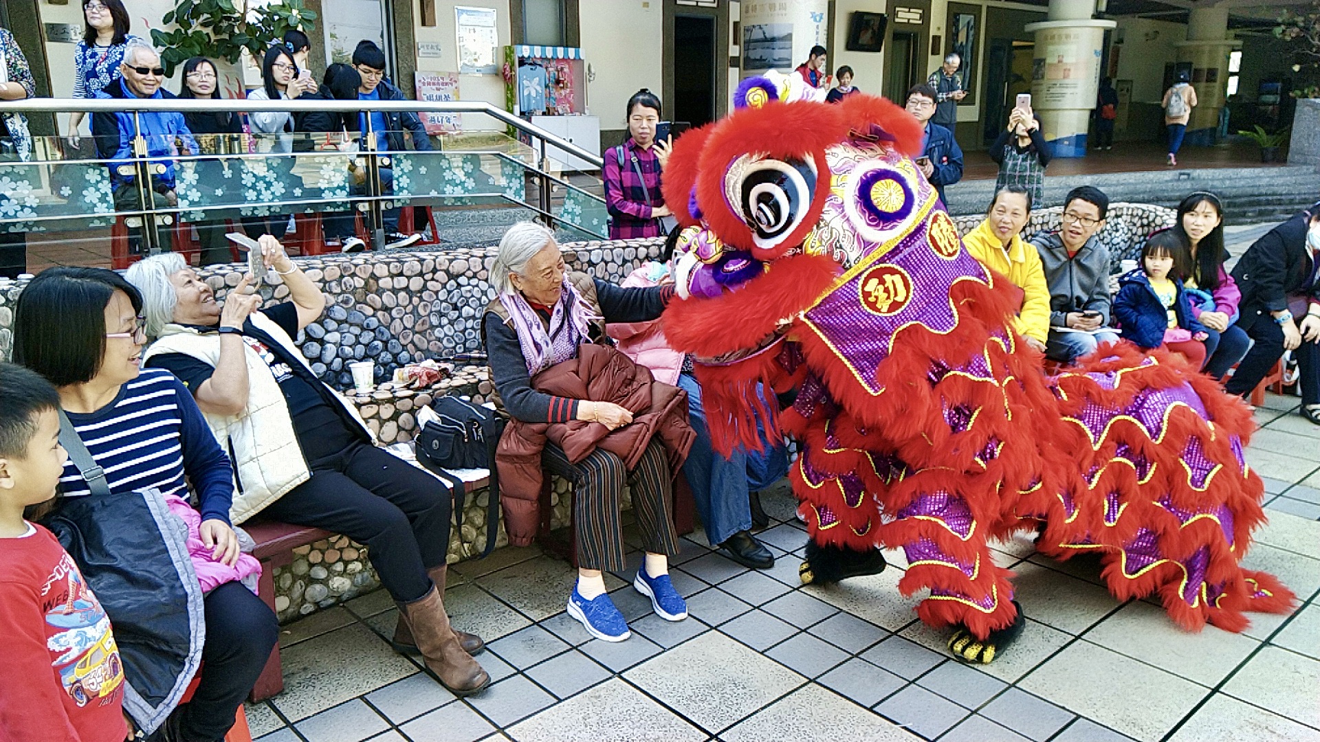 108年開園迎新春活動舞獅與入園民眾互動