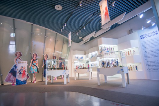 Through the fashion of Barbie, the Hakka traditional costume explores the new life and meaning in the Hakka culture.